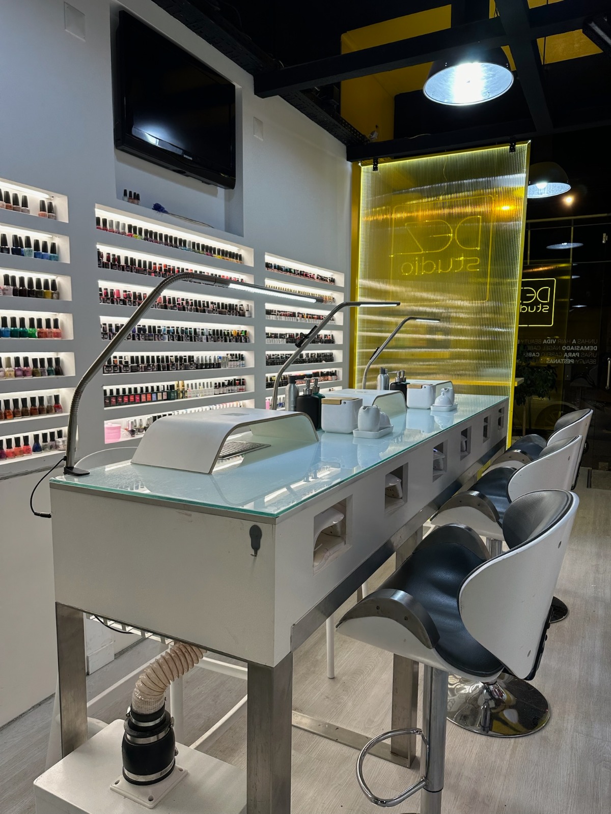 Estação de manicure com parede de esmaltes