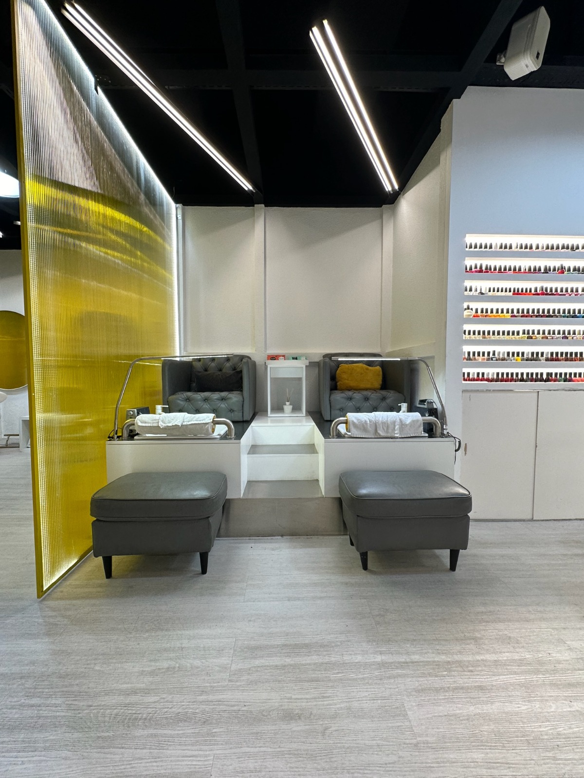 Espaço de pedicure com poltronas confortáveis